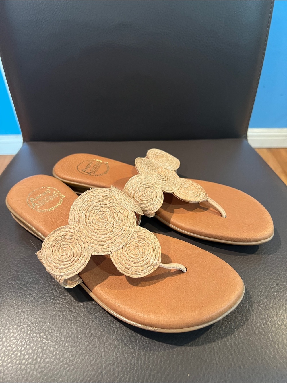Andre Assous featherweight sandal size 8